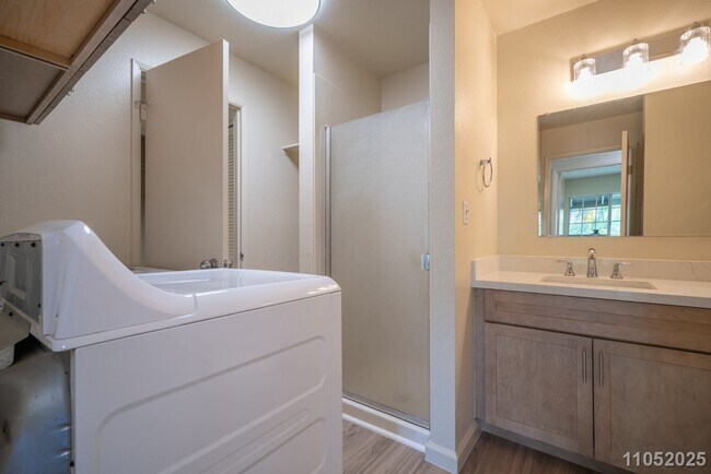 Building Photo - Available Now! 2 BD / 1 BA / 2 Parking sta...