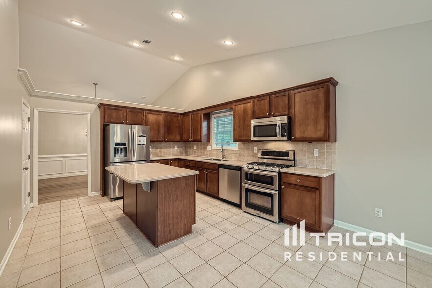 Building Photo - 641 Rock Elm Dr