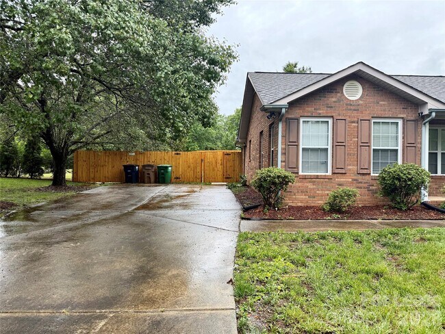 Building Photo - 2809 Faircroft Way
