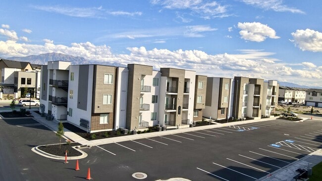 Building Photo - 1109 W 250 S