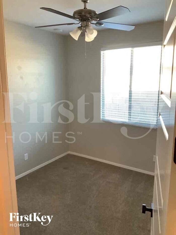 Building Photo - 18530 W Robin Ln