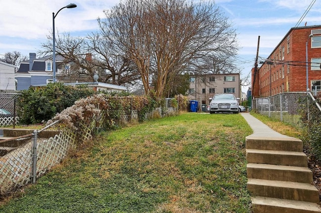 Building Photo - 3 level townhouse w 2br 2.5ba, parking spo...