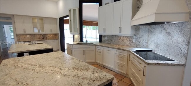 Building Photo - 659 Verona Pl