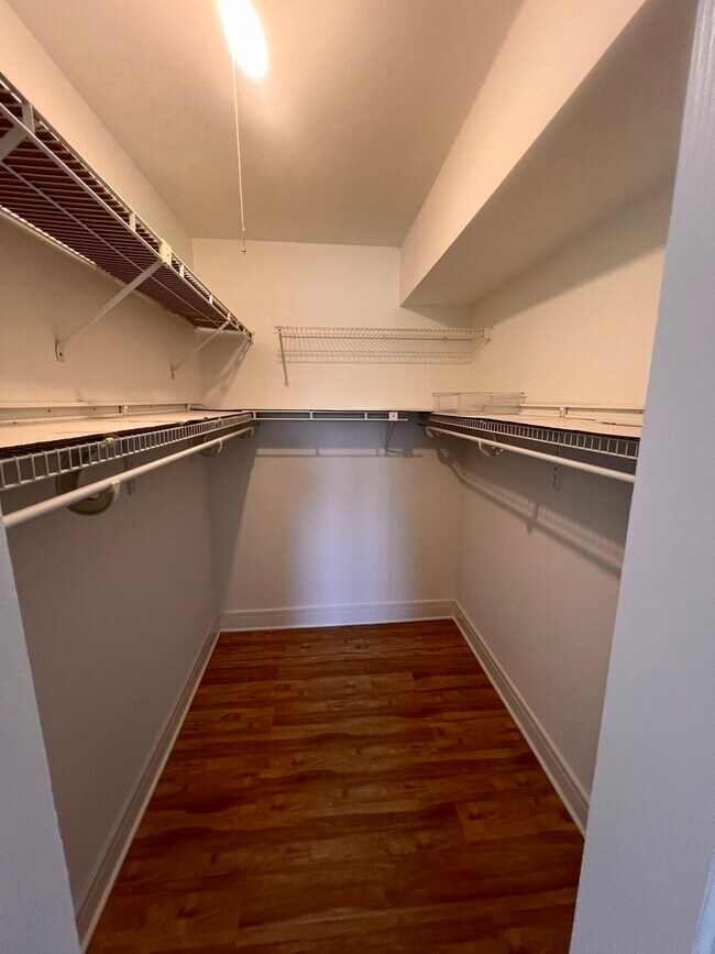 Building Photo - 2000 Bayside Dr