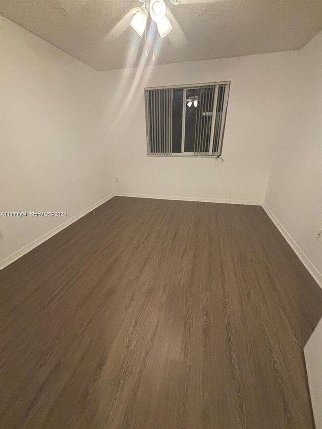 Building Photo - 440 S Park Rd