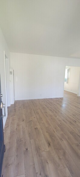 Living Room - 414 N Glenwood Pl