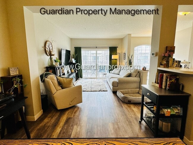 Building Photo - Minnetonka Town Home, Balcony, Washer/Dryer, Dishwasher, Available June