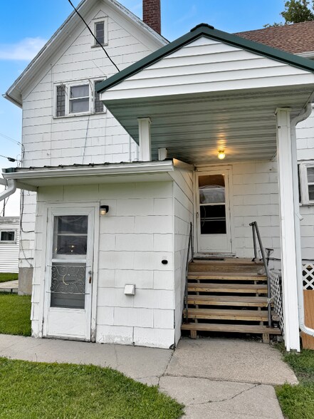 Building Photo - 208 2nd St S