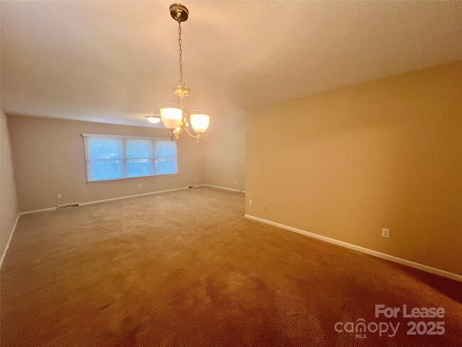 Building Photo - 294 Spicewood Cir
