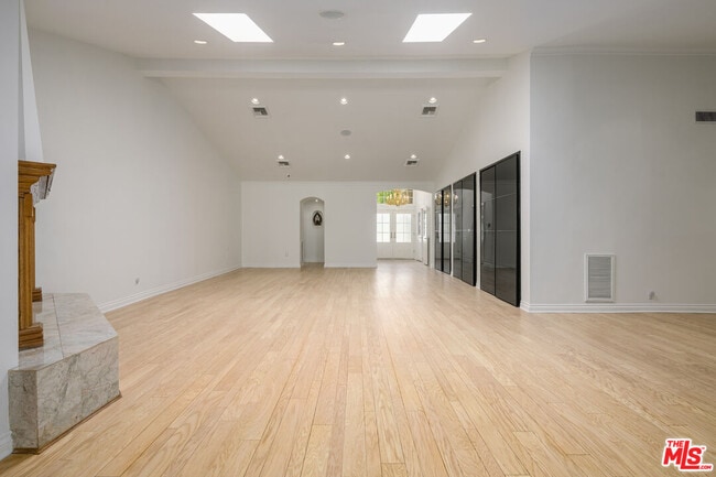 Building Photo - 8760 White Oak Ave