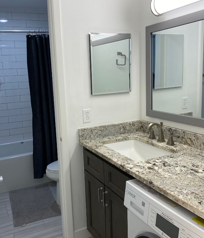 Building Photo - 2225 S Jasmine St