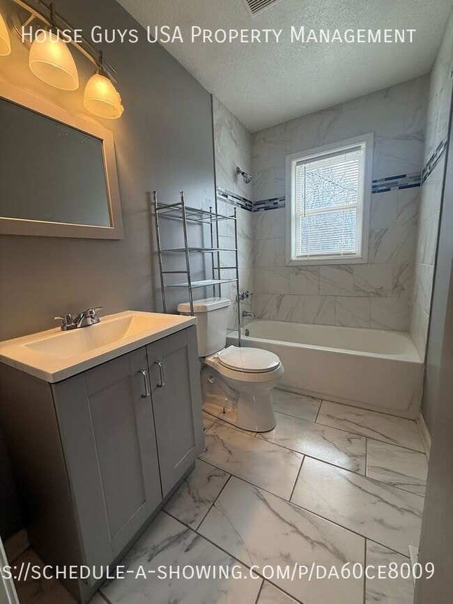 Building Photo - 3205 E 20th St