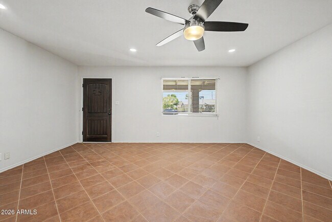 Building Photo - 3910 E Shangri La Rd