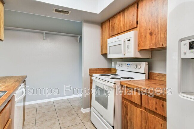 Building Photo - 16214 Pebblebrook Dr