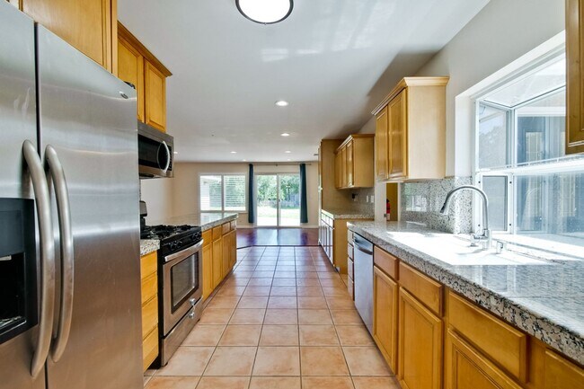 Building Photo - Large single family 4 Bed, 2 1/2 Bath Home...
