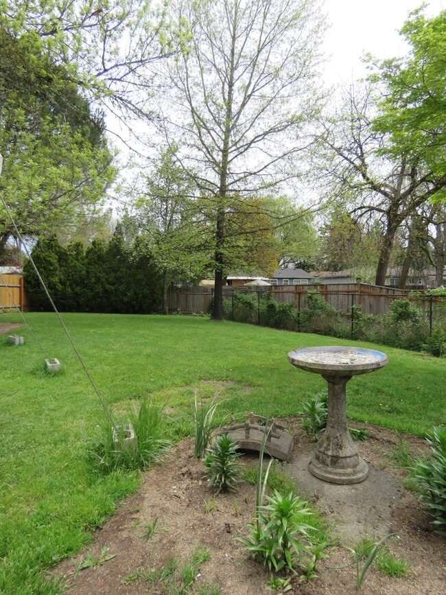 Building Photo - Remodeled Ranch 3 Bedroom 2 Bath with Larg...