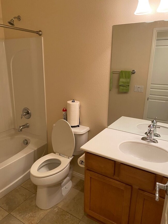 Building Photo - 3 BEDROOM VICTORVILLE HOME