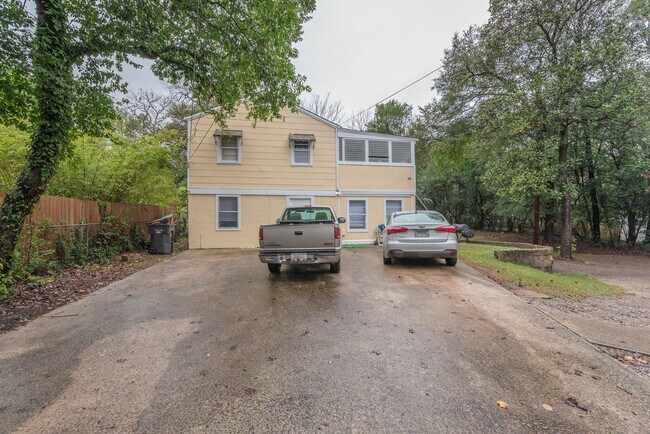 Building Photo - 2ND MONTH'S RENT FREE! Updated 1 bed/1 bat...