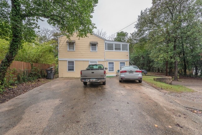 Building Photo - Updated 1 bed/1 bath apartment, great loca...
