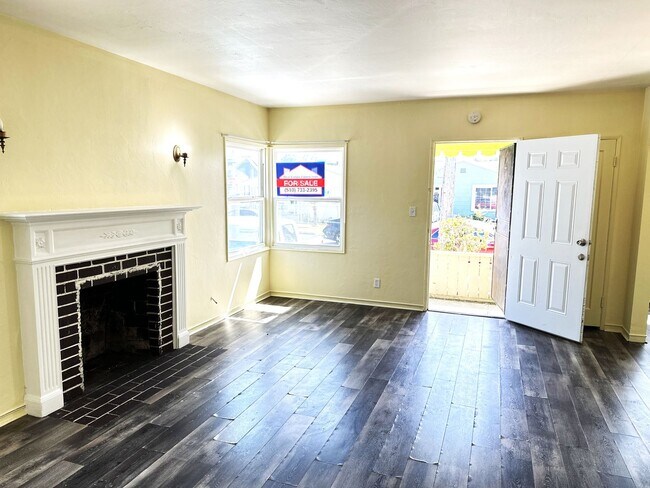 Building Photo - 2 BED/1 BATH/Home For RENT! Cozy, and Char...