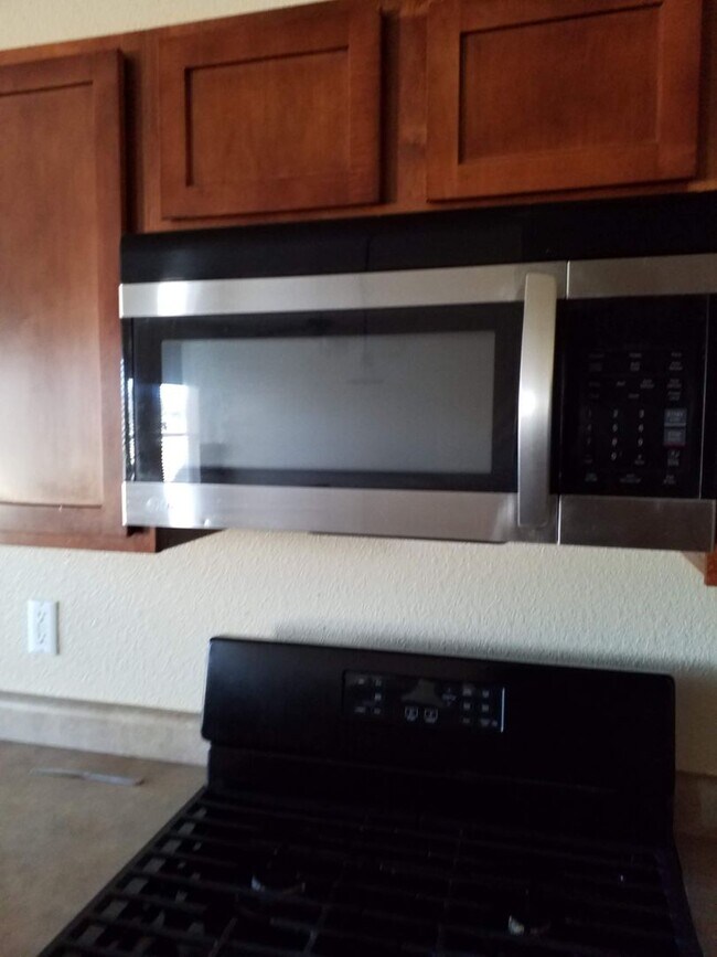 Building Photo - Spacious Family Home