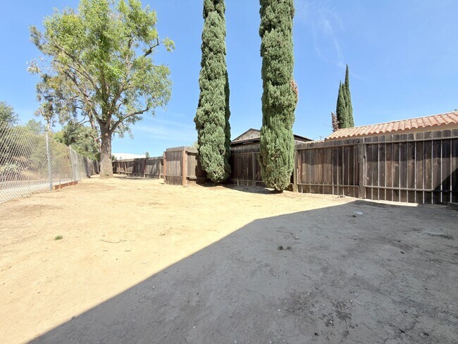 Building Photo - 9845 Hayvenhurst Ave