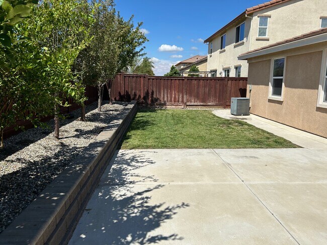 Building Photo - 1537 Sycamore Dr