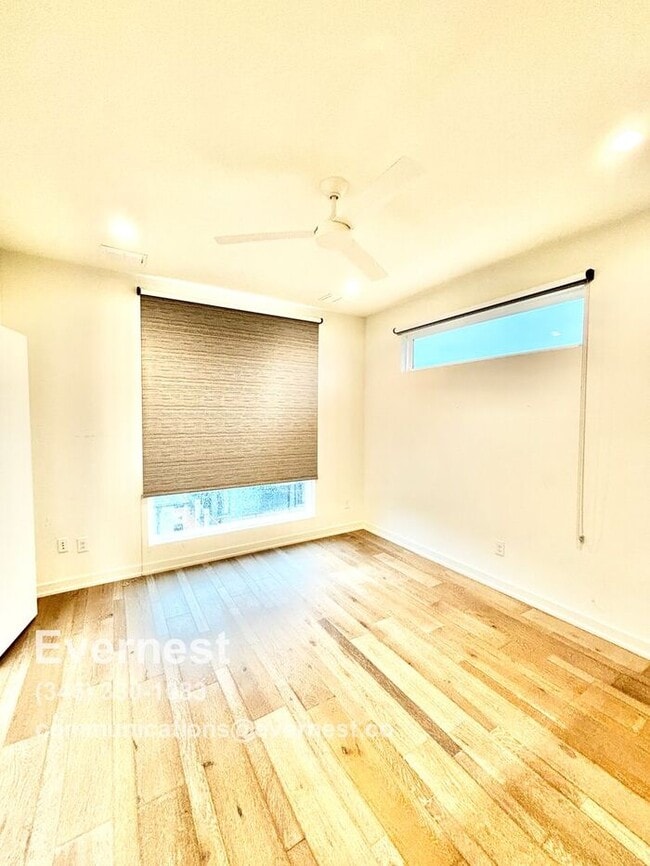 Building Photo - Gorgeous 2-Bedroom Townhome in Prime Locat...