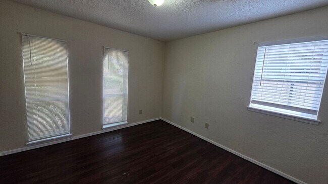 Building Photo - 3 Bed 1 bath home in MWC.
