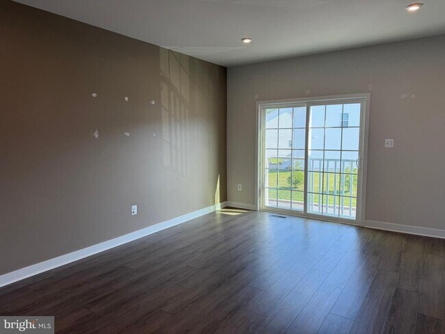 Building Photo - 927 Ericcson Ln