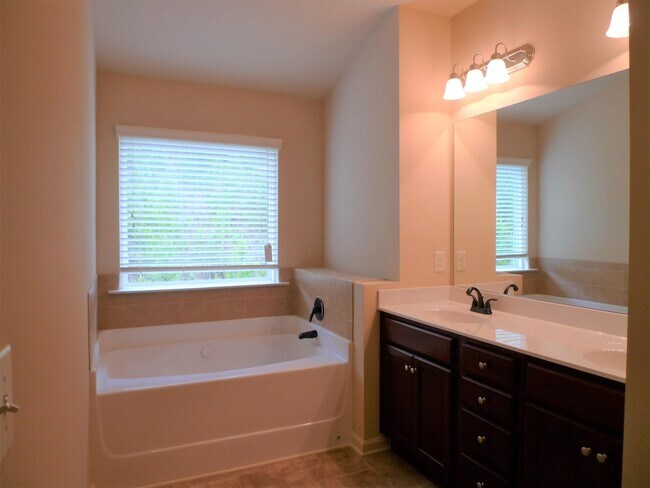 Building Photo - 1840 Homeside Dr