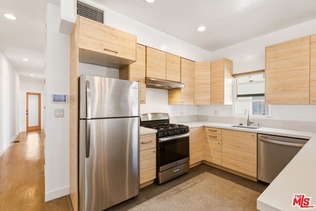 Building Photo - 3429 Edgehill Dr