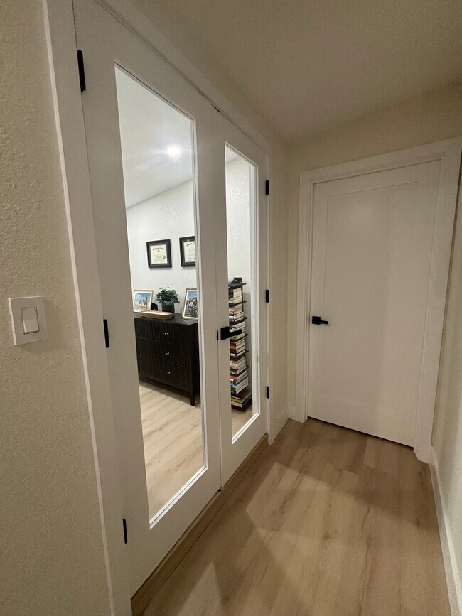 Building Photo - 8003 Somerset Ln