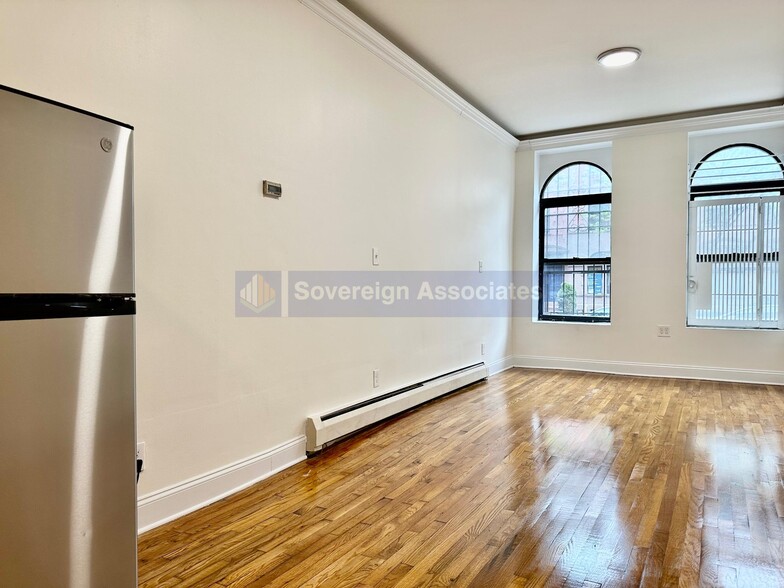 Primary Photo - 386 Manhattan Ave