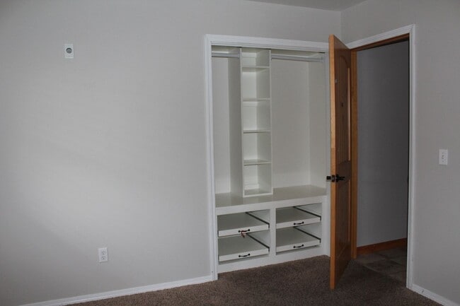 Building Photo - Huge Playroom - Family Room!