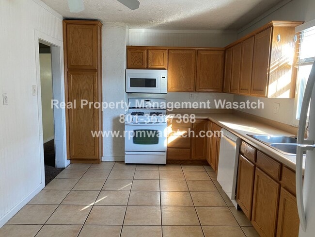 Building Photo - Come See This 4 Bedroom 1.5 bathroom single family home!!