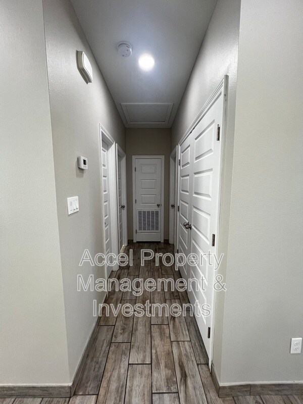 Building Photo - 1327 W Garfield Ave