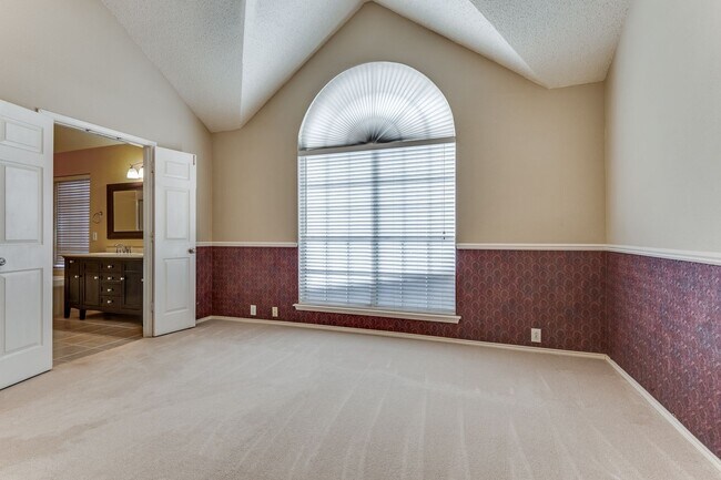 Building Photo - Stunning 3 Bedroom in the Champion Streets...