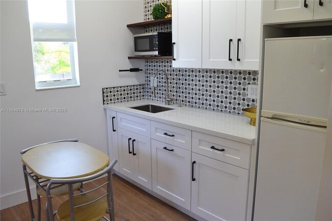 Building Photo - 621 SW 60th Ct