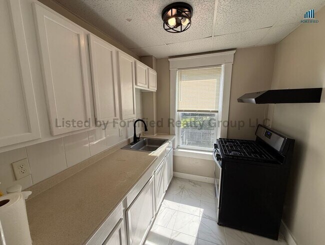 Building Photo - 170 King St