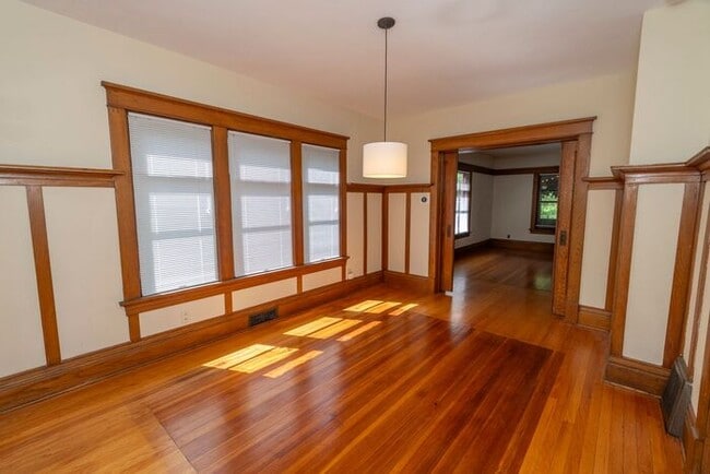 Building Photo - Near Northwest Neighborhood in South Bend 4 bedroom Craftsman style 2-story