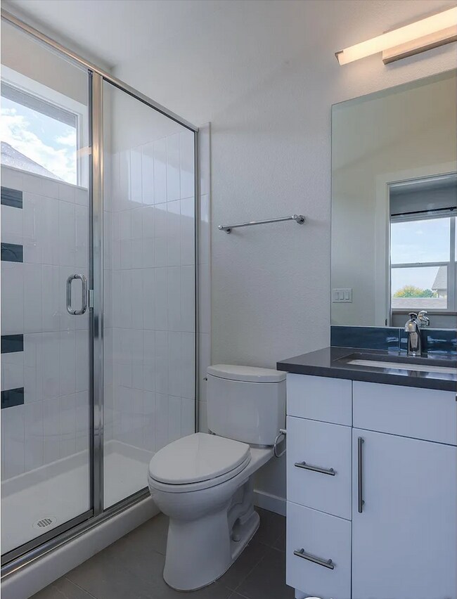 Building Photo - Modern Townhouse in Can't Beat Location - Available 8/1