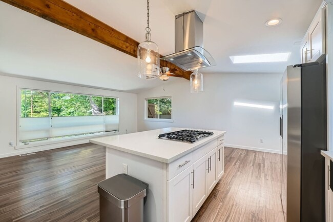 Building Photo - Beautiful Modern House Near Lake Hills and...