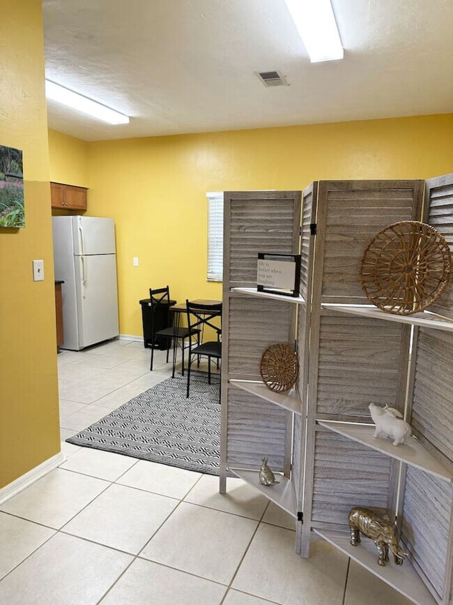 Building Photo - 408 NW 5th Ave