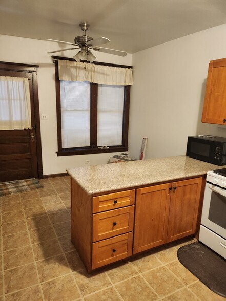 Building Photo - 3232 S Union Ave