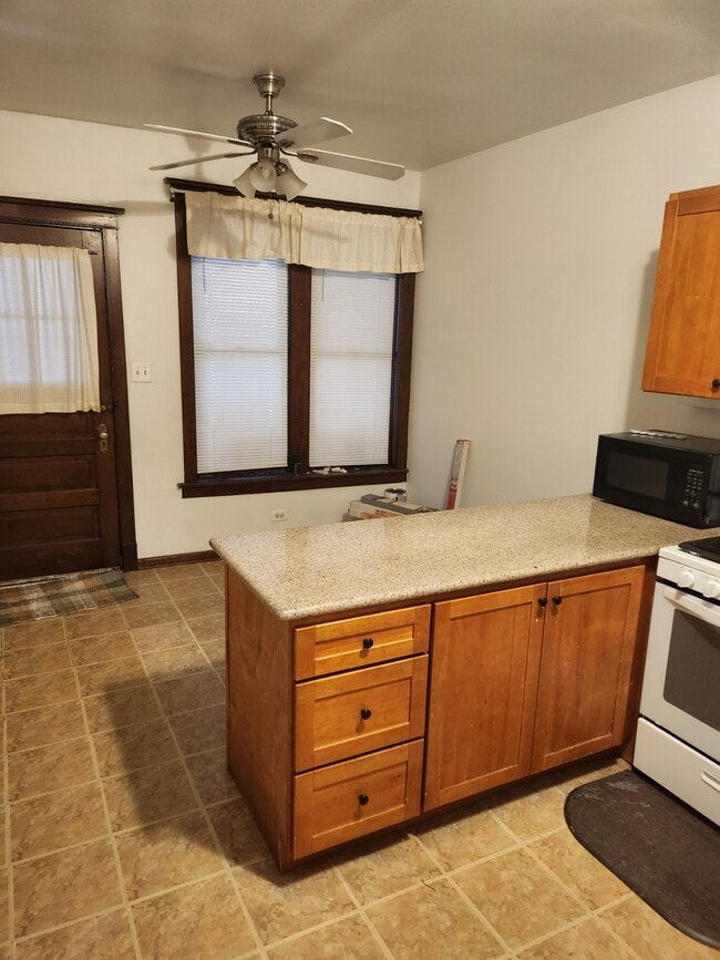 Building Photo - 3232 S Union Ave