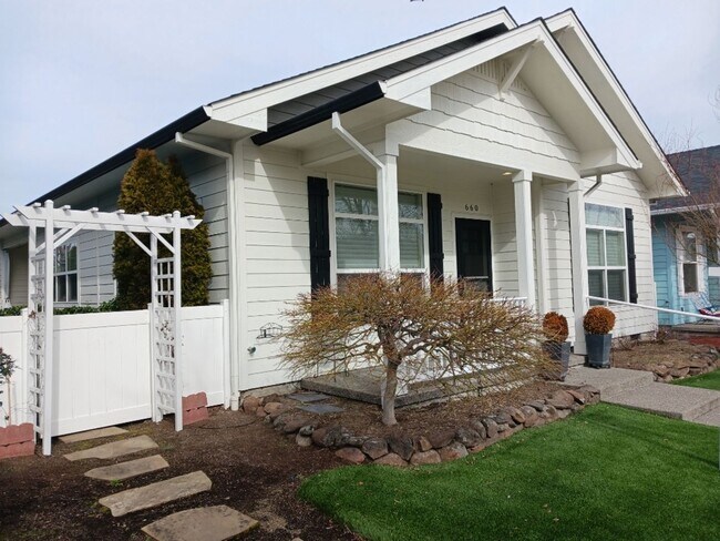 Building Photo - Charming 2 Bedroom, 2 Bathroom Cottage in Central Point