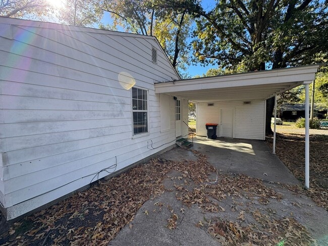 Building Photo - 1401 N Detroit Ave