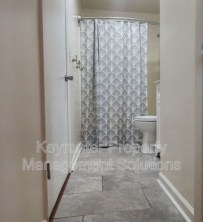 Building Photo - 825 Highland Ave