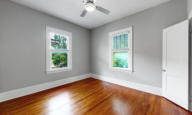 Building Photo - Stunning Upstairs 2-Bed, 1-Bath, Kitchen, ...